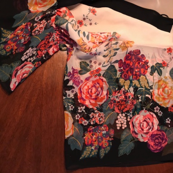 Very Pretty Sheer Floral Blouse - Picture 2 of 4